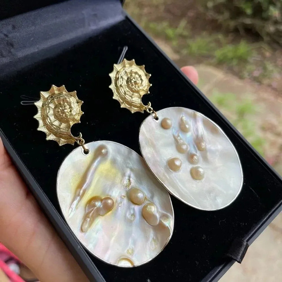 VintageMother Of Pearl Gold Earrings - Picture 6 of 7